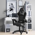 Zwarte gamestoel in een modern kantoor met bureau en boekenplank.