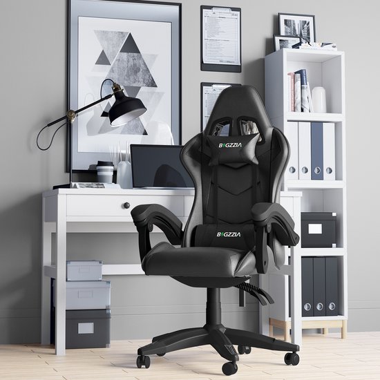 Zwarte gamestoel in een modern kantoor met bureau en boekenplank.