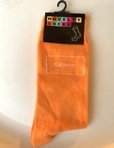 1 paar oranje sokken met in wit de tekst Groom - huwelijk - kerst - cadeau - sinterklaas - kado - trouwen