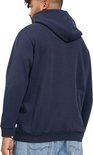 Achterkant van een man in een donkerblauwe hoodie en jeans.