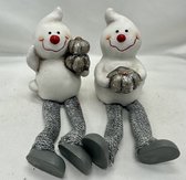 Kerstbeeldjes Sneeuwpop met beentjes - Set van 2 stuks - wit + grijs & glitters - Keramiek - hoogte 11x7x7cm - Kerstdecoratie - Woonaccessoires