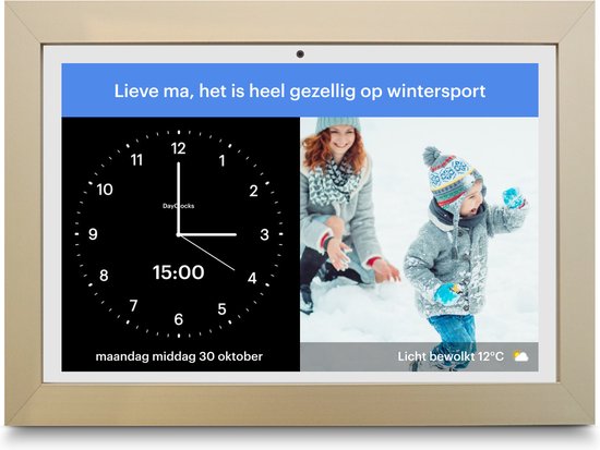 DayClock met klok, weerbericht en een foto van een moeder met kind wintersport. Tekst: 'Lieve ma, het is heel gezellig op wintersport'.