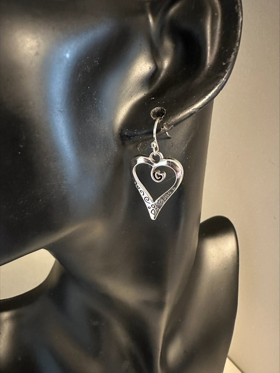 Boho zilverkleurige oorbellen met hartje | Make up | Parfum | Moederdag | Verjaardagscadeau| Cadeautje| Valentijnsdag| Kado | sieraden | vaderdag | oorbellen | oorsieraden
