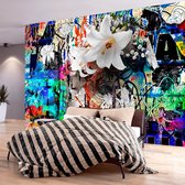 Fotobehangkoning - Behang - Vliesbehang - Fotobehang Straatkunst - Grafitti Bloemen - Urban Lily - 200 x 140 cm