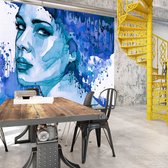 Fotobehangkoning - Behang - Vliesbehang - Fotobehang Muurschildering Vrouw in het Blauw - 350 x 245 cm