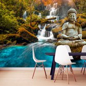 Fotobehangkoning - Behang - Vliesbehang - Fotobehang Boedha bij de Watervallen - Oasis of the Soul - 150 x 105 cm