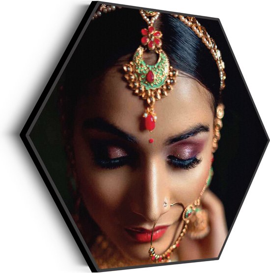 Akoestisch Schilderij Indiaanse Vrouw In Kostuum Hexagon Basic XL (140 X 121 CM) - Akoestisch paneel - Akoestische Panelen - Akoestische wanddecoratie - Akoestisch wandpaneel