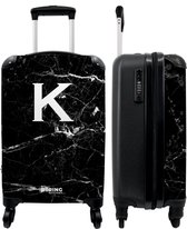 NoBoringSuitcases.com - Zwarte marmer koffer met letter K - Past binnen 55x40x20 cm en 55x35x25 cm - Trolley handbagage initialen zwart - Valiezen met wieltjes volwassenen - Reiskoffer op wielen - Rolkoffer lichtgewicht - Cadeau voor man en vrouw