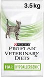Zak kattenvoer Purina Pro Plan Veterinary Diets HA Hypoallergenic 3.5 kg met een gestreepte kat.