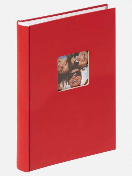 Een rood fotoalbum met een vierkante uitsparing op de voorkant waar drie lachende gezichten doorheen kijken.