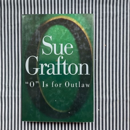 Boek O Is for Outlaw van Sue Grafton met een groene achtergrond en de tekst 'Sue Grafton O Is for Outlaw'.