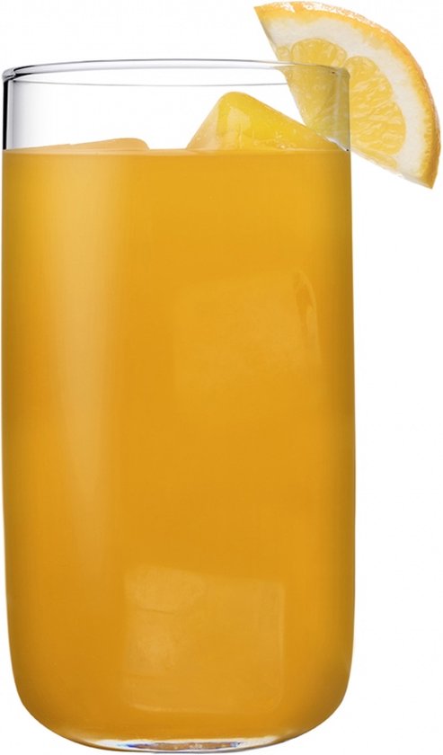 Een hoog, doorzichtig glas gevuld met oranje sap, ijsblokjes en een sinaasappelschijfje.