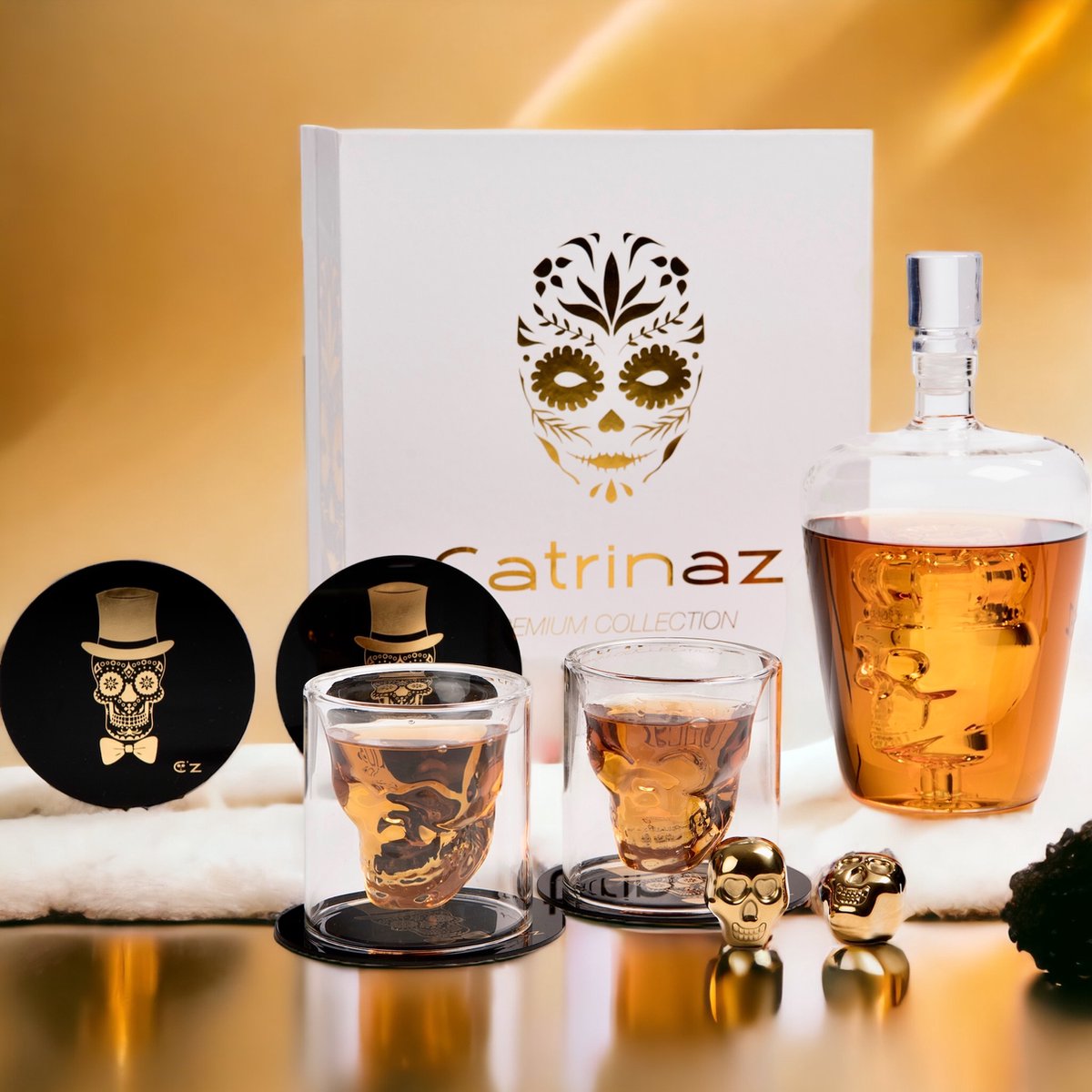 Catrinaz® Luxe Whiskey set - Skull design - Whiskey karaf - tequila karaf - 1L - Incl. 2 gouden skull whiskey stones - 2 whiskey glazen - 2 onderleggers - Uniek geschenk - Luxe gift box - Cadeau voor man