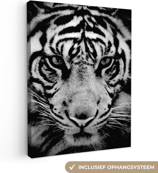 Canvas Schilderij Sumatraanse tijger tegen zwarte achtergrond in zwart-wit - 90x120 cm - Wanddecoratie