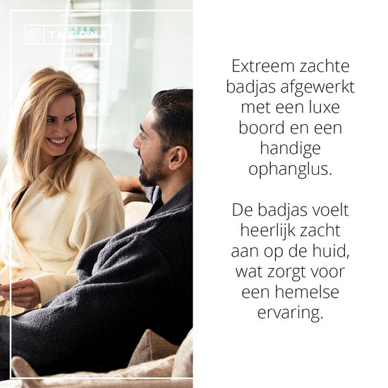 Man en vrouw in zachte, beige en zwarte badjassen.
