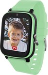 Lichtgroene smartwatch met zwart display, toont een lachende jongen en een rode oproepknop.