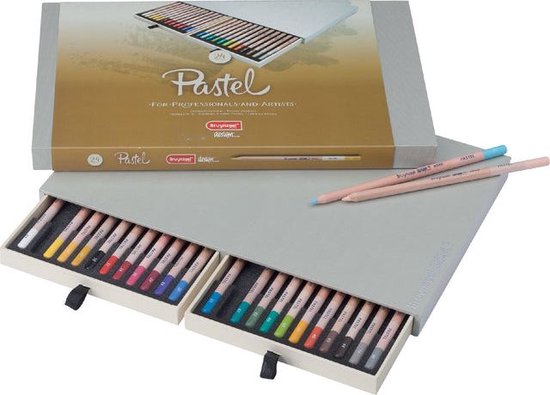 Open doos met twee lades vol met 24 Bruynzeel Design pastel potloden. Twee losse potloden liggen bovenop.