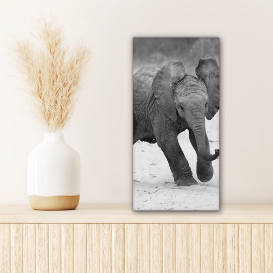 Canvas Schilderij Olifant - Baby - Dieren - Pad - Zwart wit - 20x40 cm - Wanddecoratie