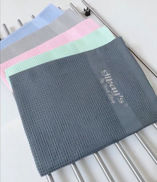 Cinq lingettes microfibre Jilbay's aux teintes pastel sur un étendoir métallique. La lingette avant est gris foncé.