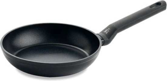 Zwarte koekenpan met een lange, zwarte greep, geïsoleerd op witte achtergrond.