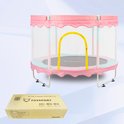 Roze trampoline met veiligheidsnet en gele instapbeugel, naast een kartonnen doos met het FOXSPORT logo.