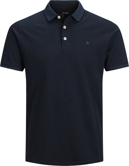 Polo bleu foncé avec un logo discret sur la poitrine et des boutons blancs.