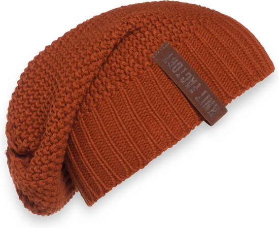 Oranje gebreide muts van Knit Factory, met leren label.