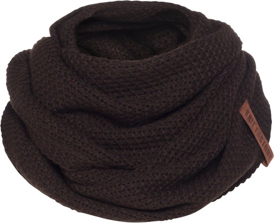 Donkerbruine gebreide colsjaal van Knit Factory met een bruin leren label.