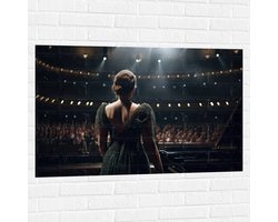 Muursticker – Vrouw – Muziek – Podium – Publiek – Jurk – Mensen – Piano – 105×70 cm Foto op Muursticker Muursticker – Vrouw – Muziek – Podium – Publiek – Jurk – Mensen – Piano – 105×70 cm Foto op Muursticker