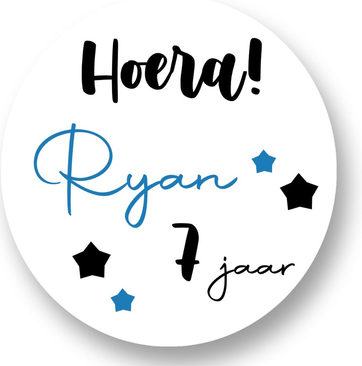 20x Hoera Blauw stickers met naam - Verjaardag stickers - Jongens - Gepersonaliseerd - Sluitstickers - Kinderfeest Traktatie - Uitdelen - Uitdeeltraktatie - Wensetiket - Rond - 40mm - Glossy sticker