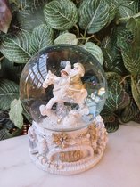Boule à neige de Luxe XXL Père Noël et enfant sur cheval à bascule en blanc, or et argent sur socle joliment décoré 13cmHxØ11cm