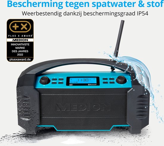Zwarte en blauwe radio met antenne, die wordt blootgesteld aan waterstralen, met "Bescherming tegen spatwater & stof" en "Weerbestendig dankzij beschermingsgraad IP54"