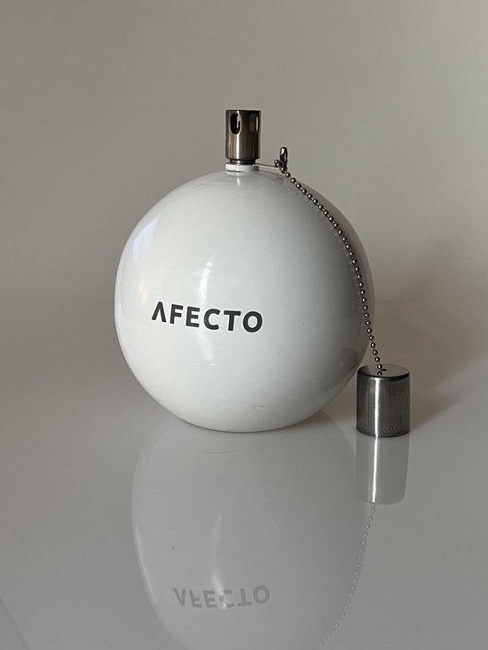 Witte, ronde Afecto olielamp met vlam, metalen ketting met dop.