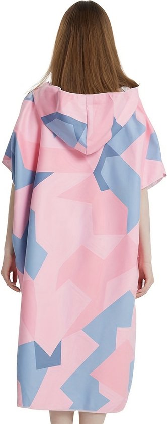 Une femme vue de dos portant un poncho à imprimé géométrique rose et bleu.