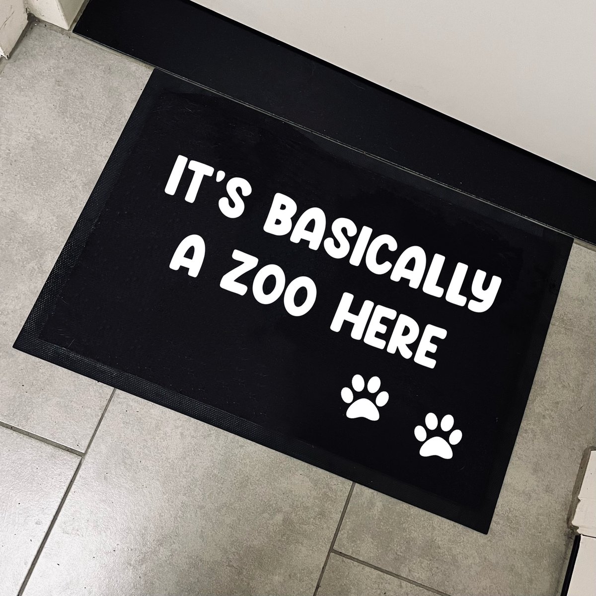 Deurmat met tekst-leuk cadeau samenwonen-verjaardag-kerstcadeau-Its basically a zoo here-Grappige deurmat-Deurmat binnen-60x40cm