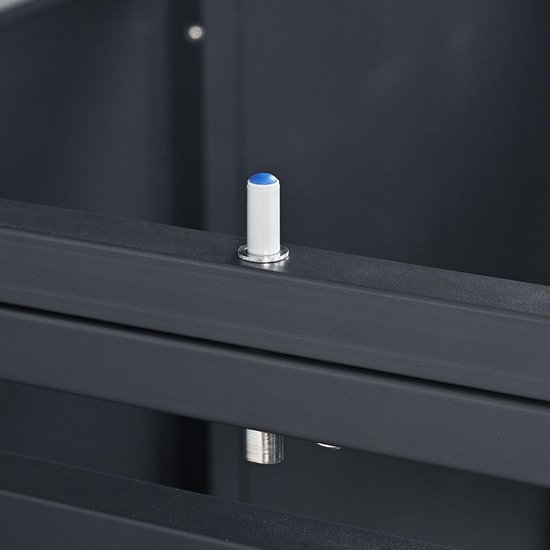 Detail van de pin met blauwe dop op de zwarte kliko ombouw.