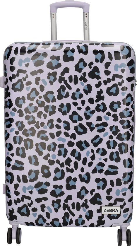 Lila koffer met panterprint in zwart, grijs en blauw, met lichte paarse wielen en handvatten.