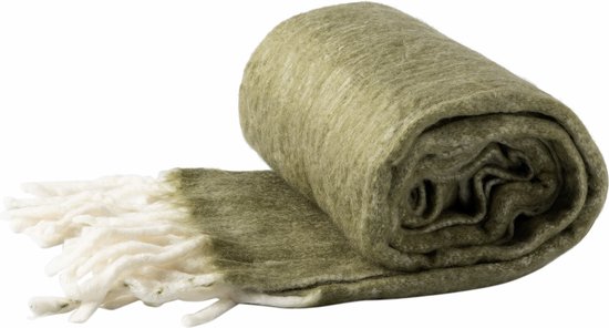 Opgerolde militaire olijfgroene plaid van Dutch Decor met witte franjes.