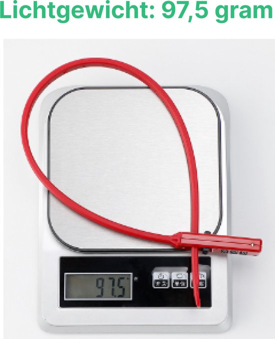 Rood fietsslot met cijferslot, geplaatst op een weegschaal die 97,5 gram aangeeft.