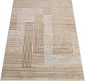 Beige en bruin vloerkleed met geometrische lijnen en 3D-effect.
