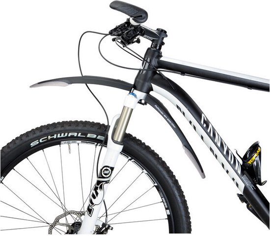 Zwart voor spatbord op een mountainbike met witte voorvork en zwarte banden.