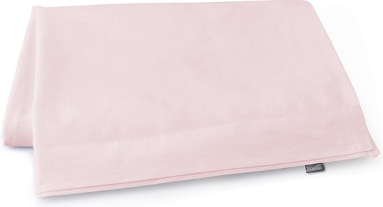 Drap en coton percale rose pâle plié, avec une petite étiquette en bas à droite.
