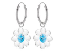 foto van Zilveren oorbellen meisje | Oorbellen kind | Zilveren oorringen met hanger, madeliefje met blauw hart met glitters