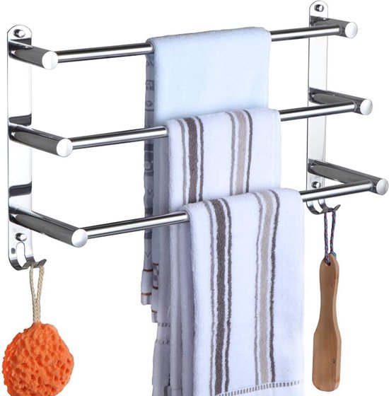 Porte-serviettes chromé à trois barres, deux crochets et deux serviettes rayées. Une éponge orange est accrochée au crochet gauche, une brosse en bois au crochet droit.
