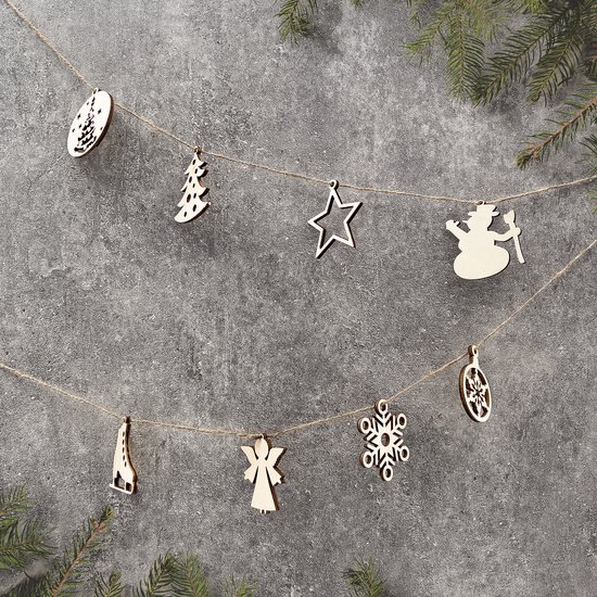 Twee slingers van houten kerstversieringen, waaronder engelen, sneeuwpoppen, sterren, ijsschaatsen, kerstbomen en sneeuwvlokken, op een grijze achtergrond.