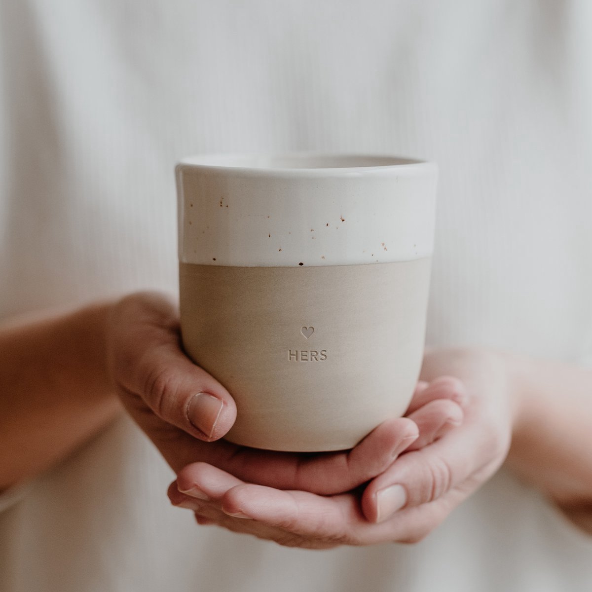 Mok - Hers - Tas - Aardewerk - Handgemaakt - Servies - Decoratie - Valentijn - Geschenk - Cadeau - Koffie - Thee - Origineel Cadeau - Uniek - Vrienden - Koffietas