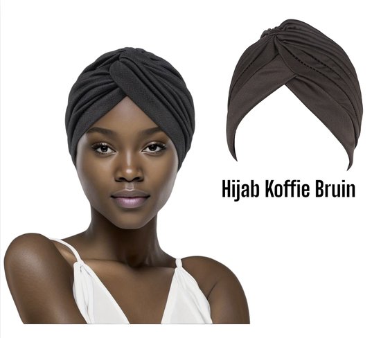 Een donkerbruine tulband, 'Hijab Koffie Bruin', gedragen door een model met donkere huid en witte top.