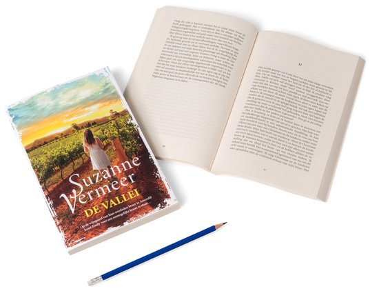 Boek De Vallei van Suzanne Vermeer, liggend opengewerkt naast een potlood. De cover toont een wijngaard en vrouw.
