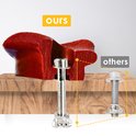 Detailopname van twee soorten bevestigingsbouten, 'Ours' en 'others', voor klimwanden.