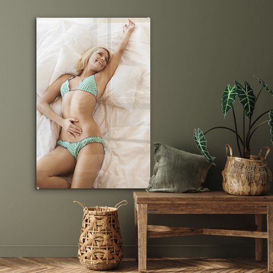 Femme allongée sur un lit en bikini coloré en plexiglas 80x120 cm - Tirage photo sur Glas (décoration murale en plexiglas)